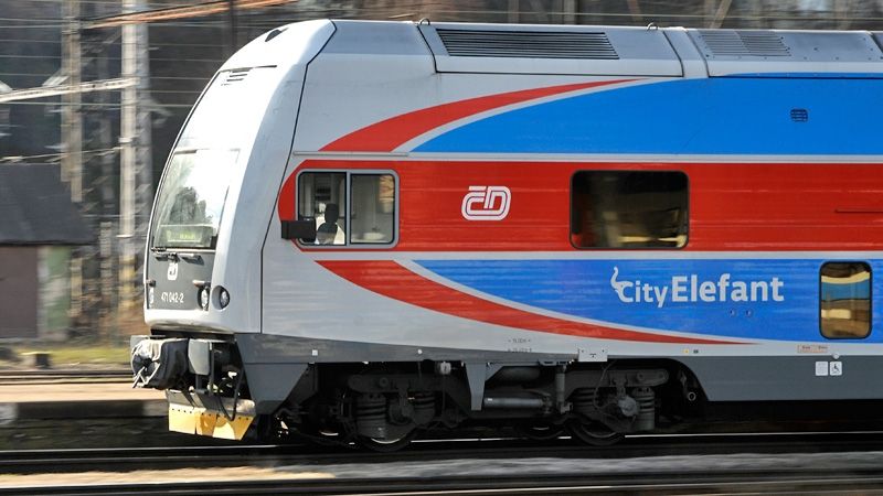Omezení na trati z Prahy na Kolín, vlak srazil člověka